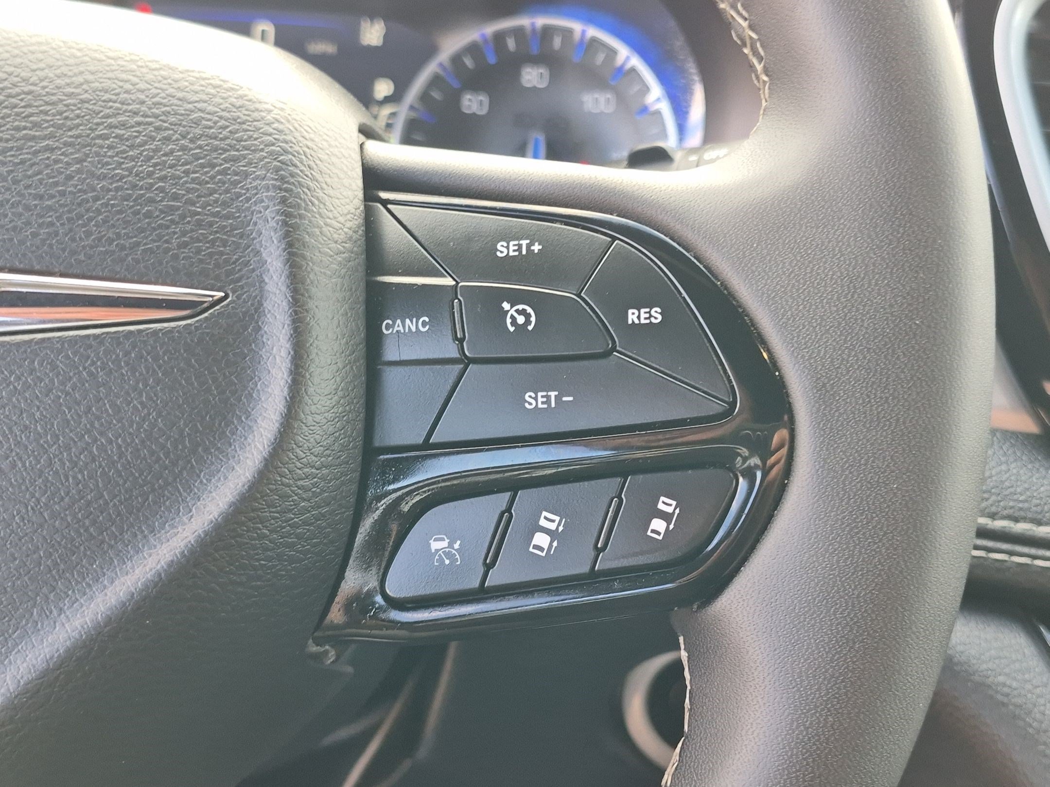 Used 2025 Chrysler Pacifica Limited FWD image 18