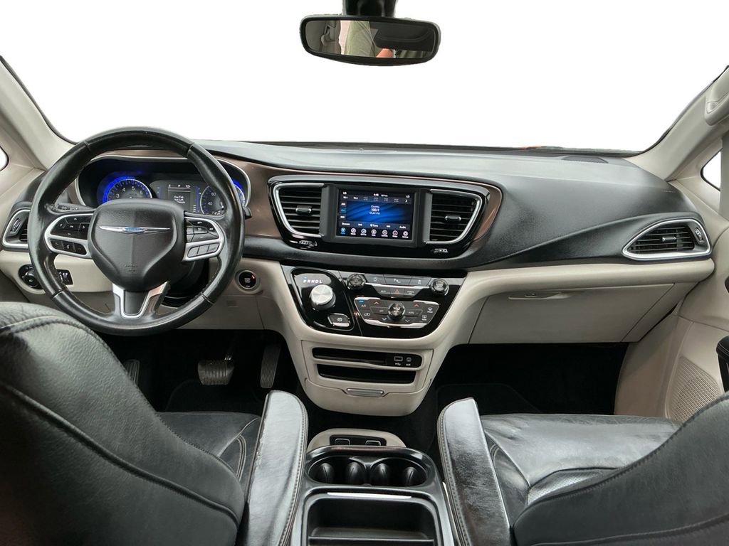 Used 2018 Chrysler Pacifica Touring-L FWD image 17