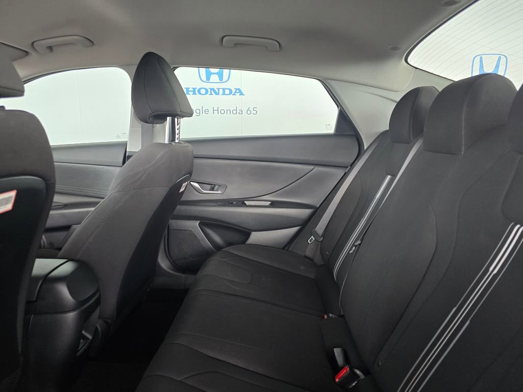 Used 2025 Hyundai Elantra SE FWD image 13