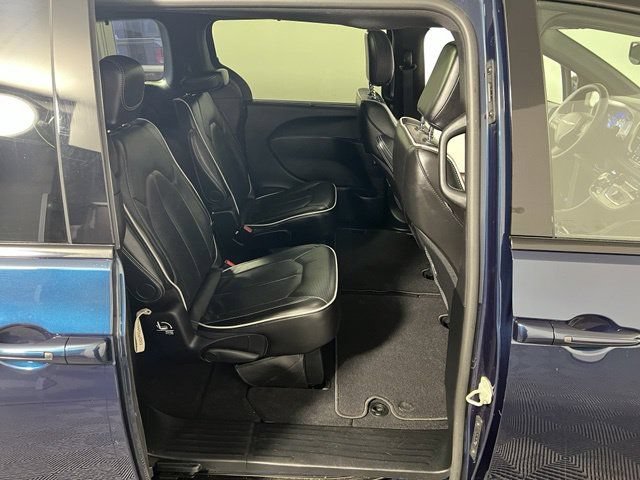 Certified 2025 Chrysler Pacifica Limited FWD image 25