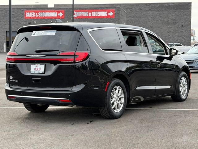 Used 2024 Chrysler Pacifica Touring-L image 6