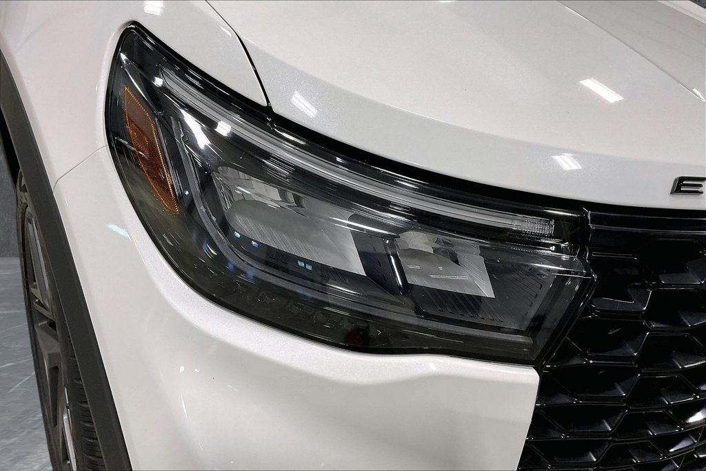 Used 2025 Ford Explorer ST-Line w/ ST-Line Street Pack AWD/4WD image 34