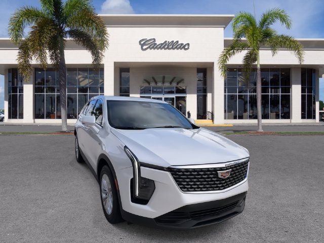 Certified 2024 Cadillac XT4 Luxury w/ Cold Weather Package FWD image 3