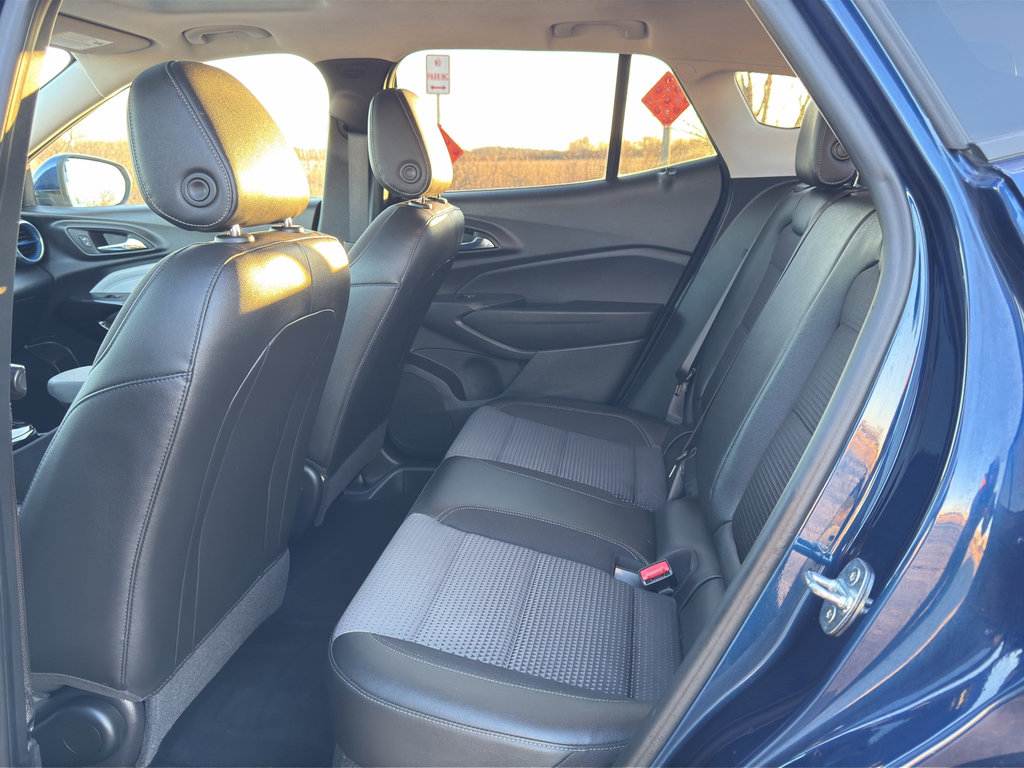 Used 2024 Chevrolet Trax LT w/ Sunroof Package image 35