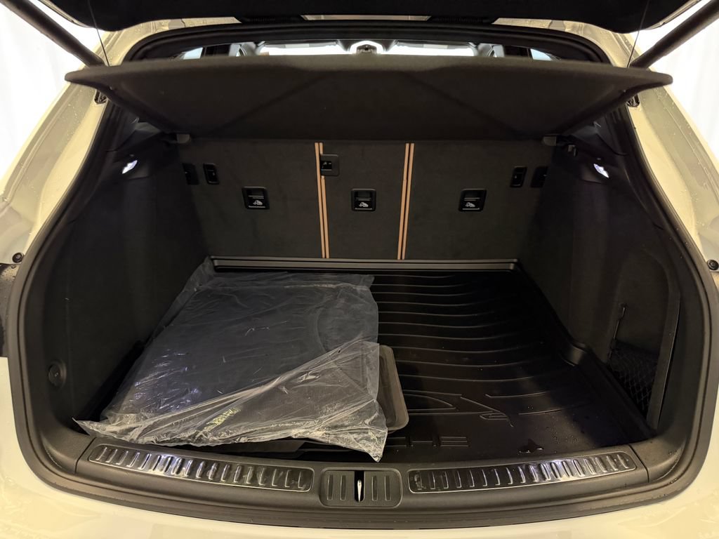 Certified 2025 Porsche Macan AWD/4WD image 28