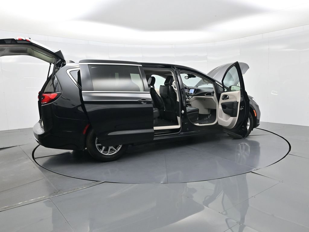 Used 2024 Chrysler Pacifica Touring-L image 38