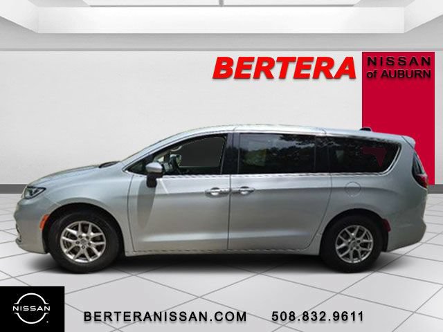 Used 2023 Chrysler Pacifica Touring-L FWD image 1
