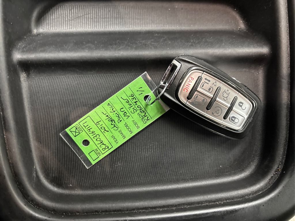 Used 2019 Chrysler Pacifica Touring-L image 38