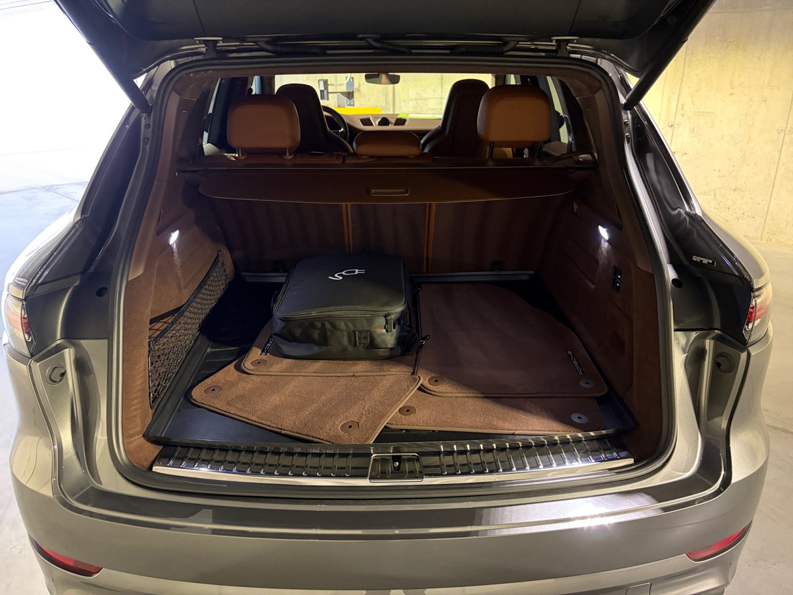 Certified 2023 Porsche Cayenne Turbo S AWD/4WD image 29