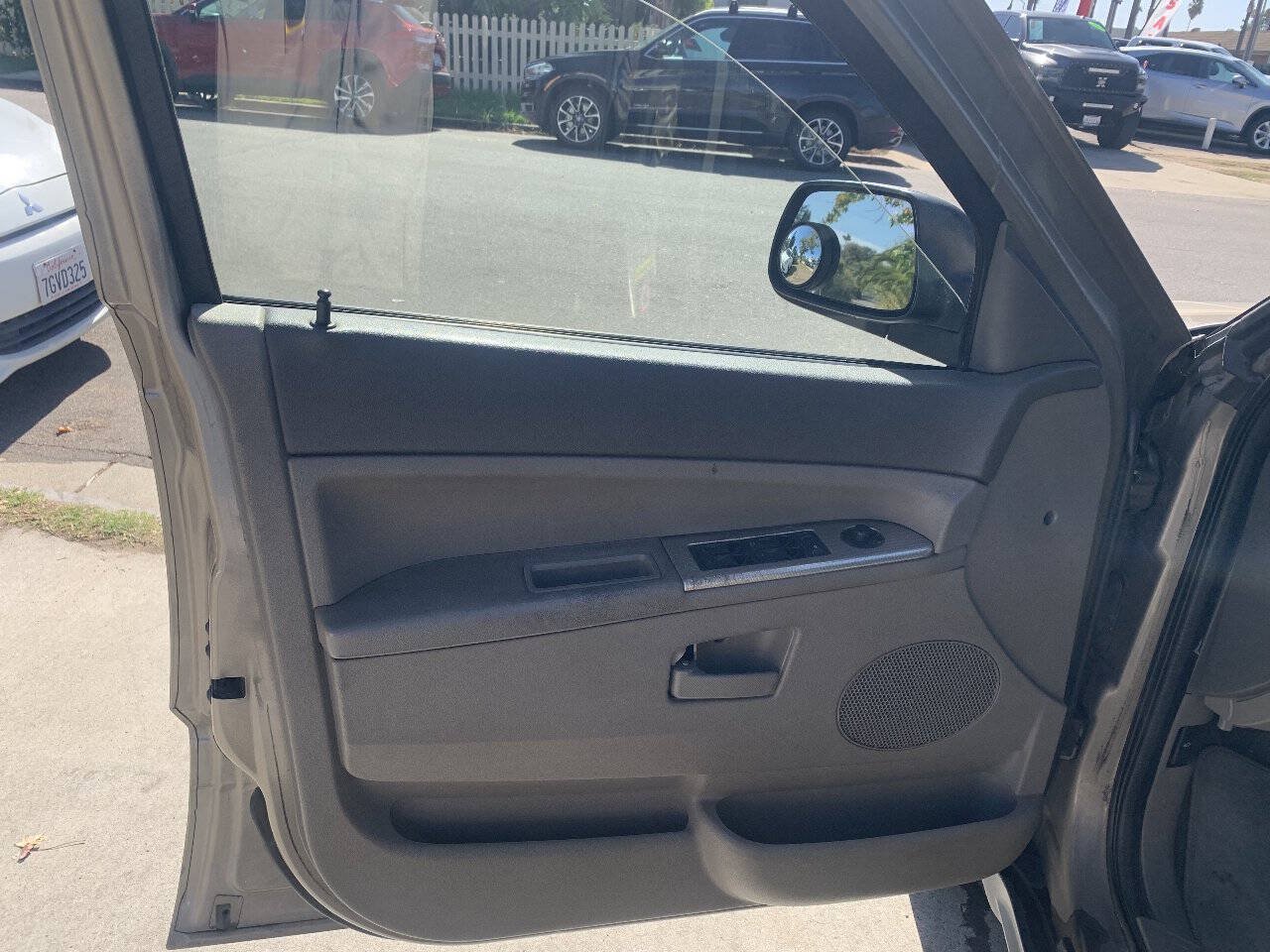 Used 2005 Jeep Grand Cherokee Laredo w/ Cargo Convenience Group RWD image 15