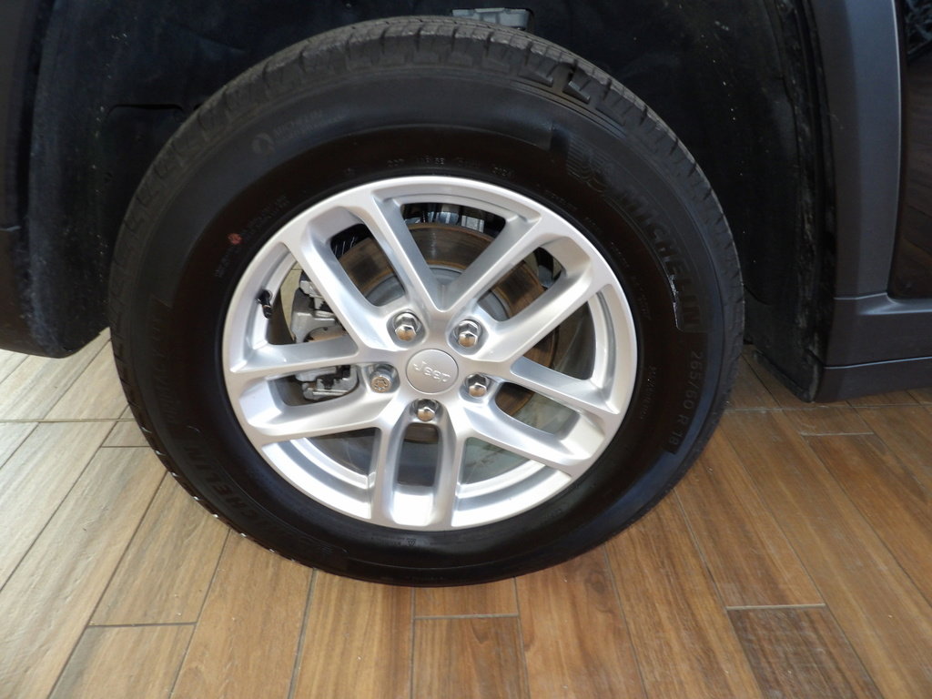 Used 2025 Jeep Grand Cherokee Laredo X w/ Luxury Tech Group I image 5