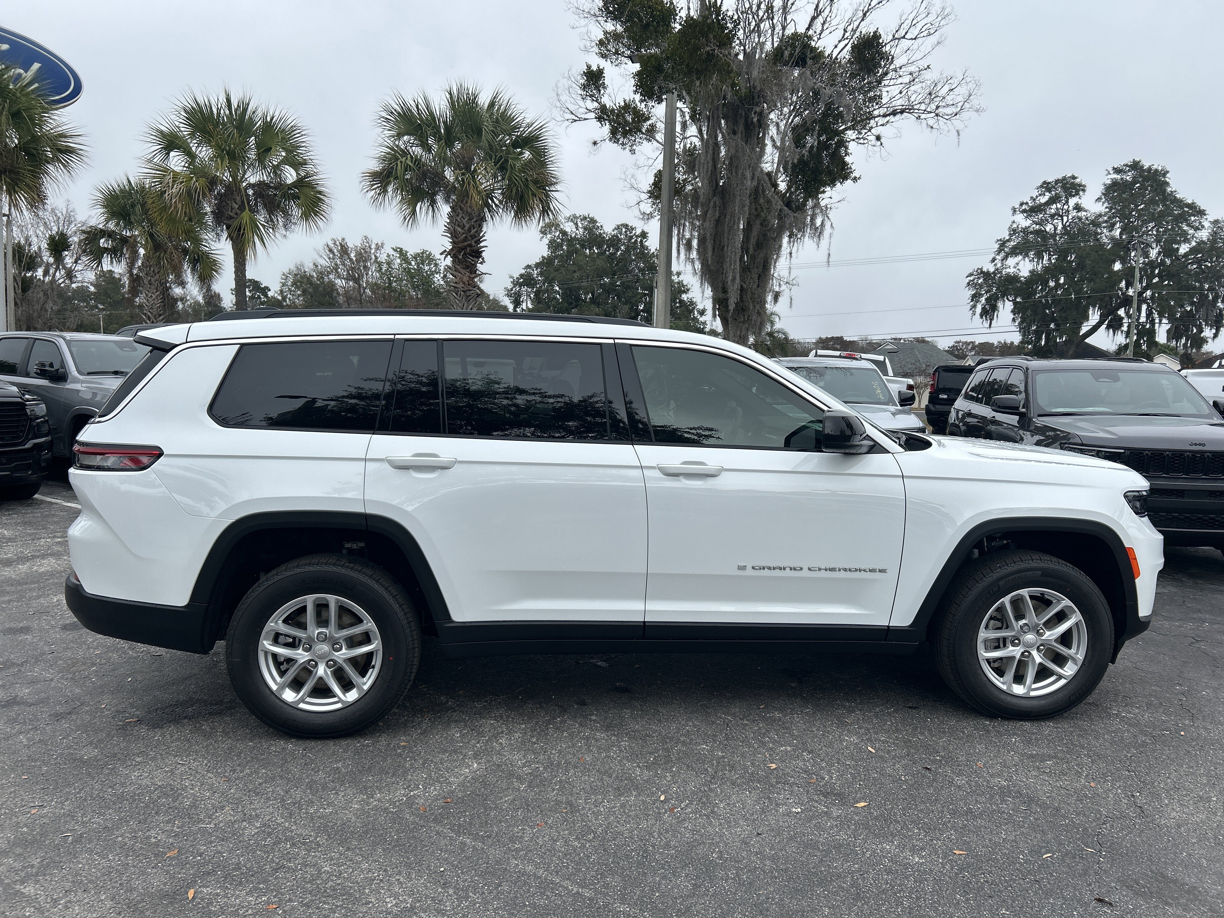 New 2025 Jeep Grand Cherokee L Laredo image 10