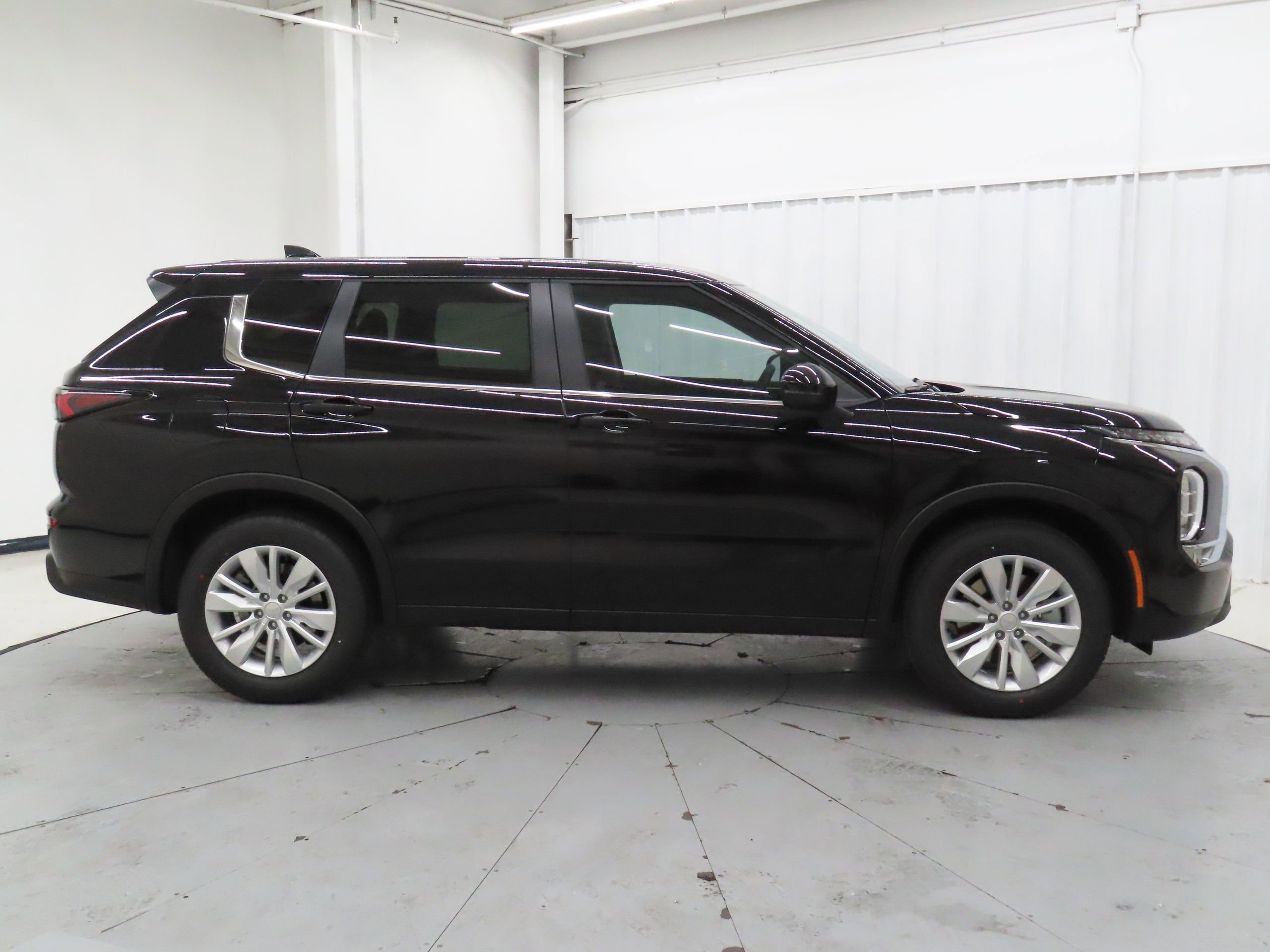 New 2026 Mitsubishi Outlander ES FWD image 2