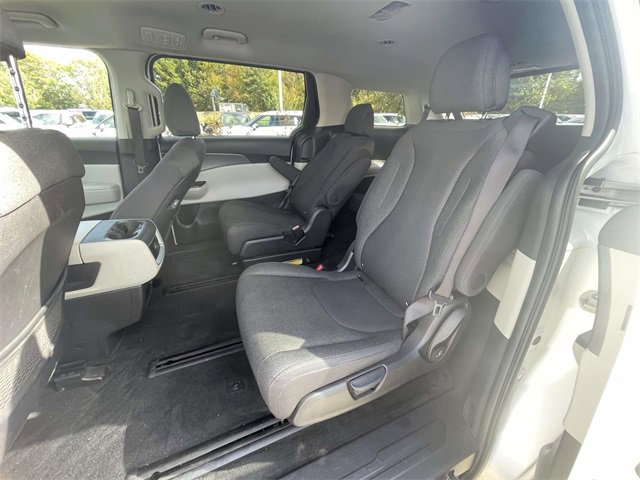 Used 2023 Kia Carnival LX image 9