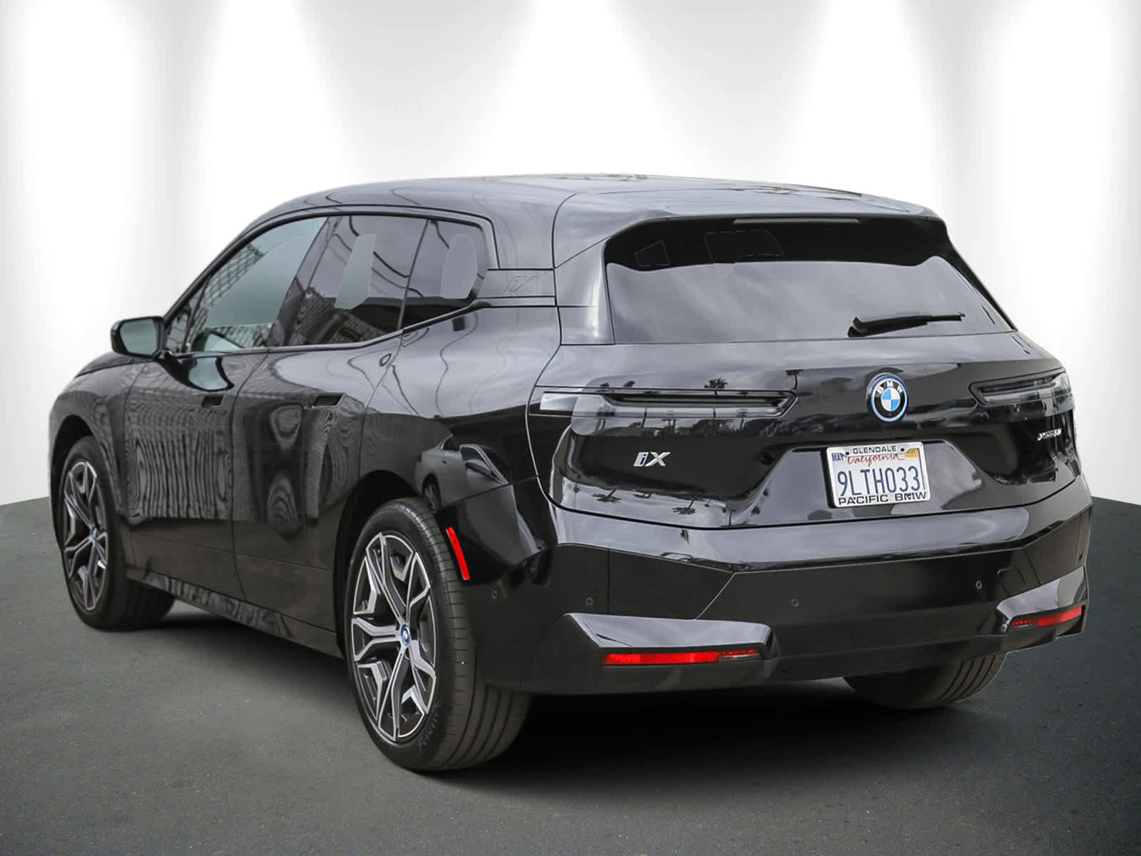 Used 2025 BMW iX xDrive50 w/ Premium Package image 4