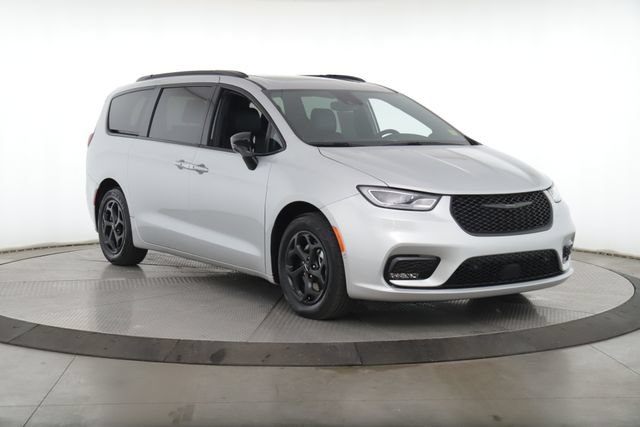 Used 2024 Chrysler Pacifica Premium FWD image 2