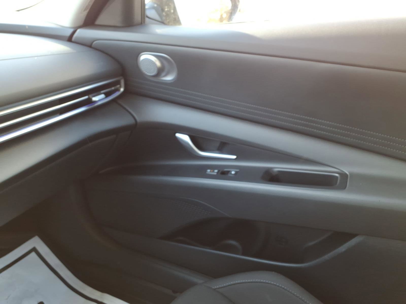 Used 2024 Hyundai Elantra SEL image 25