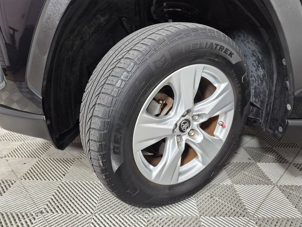 Used 2019 Toyota RAV4 XLE w/ Carpet Mat Package AWD/4WD image 10