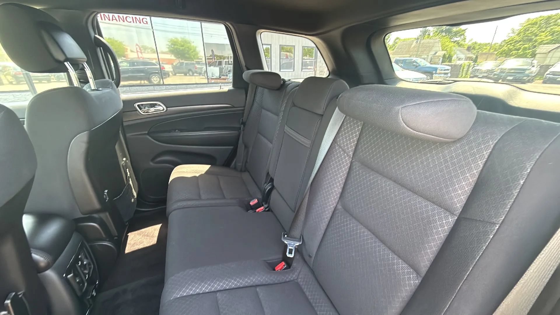 Used 2018 Jeep Grand Cherokee Laredo AWD/4WD image 21