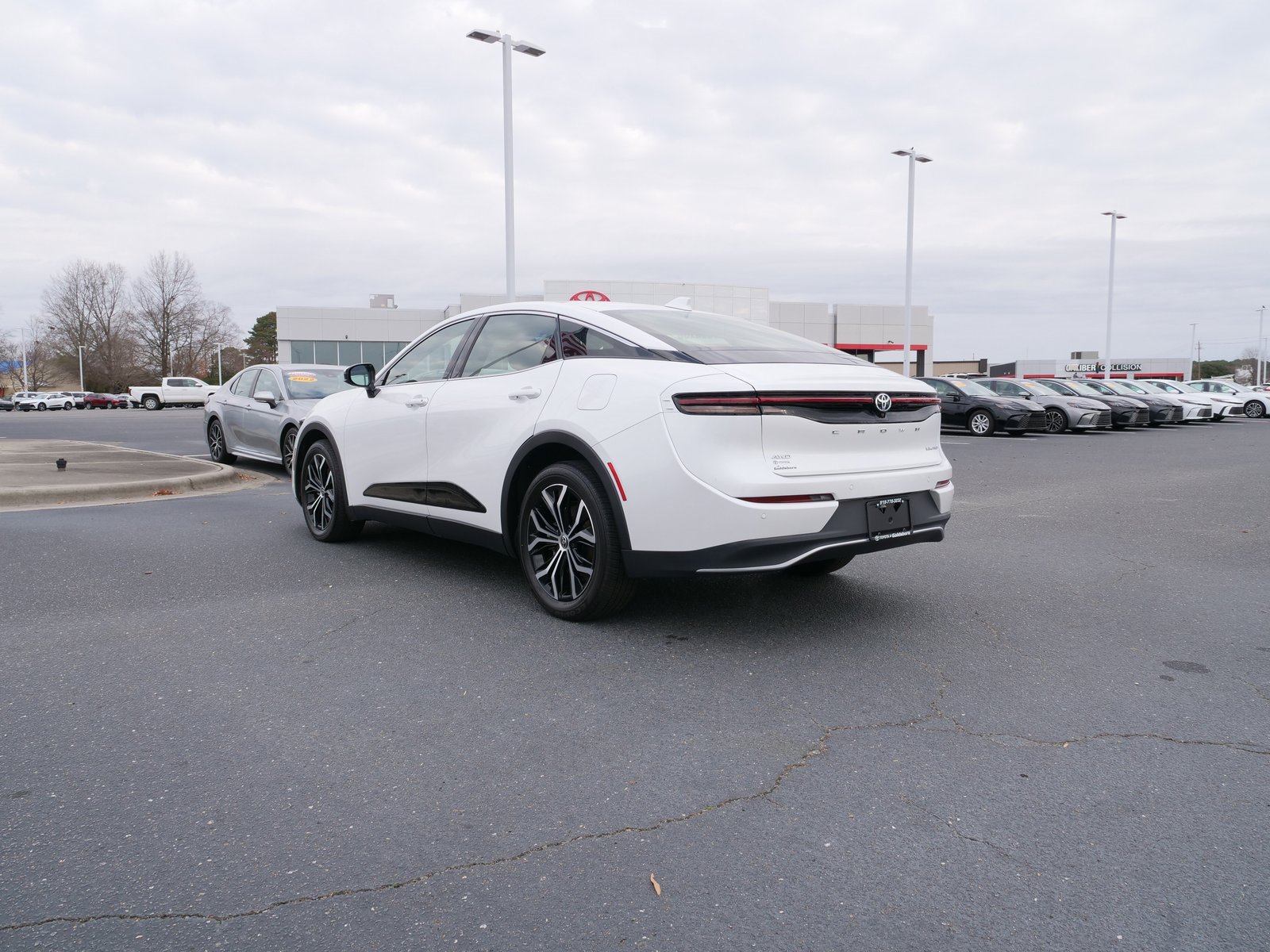 Used 2023 Toyota Crown Limited image 5