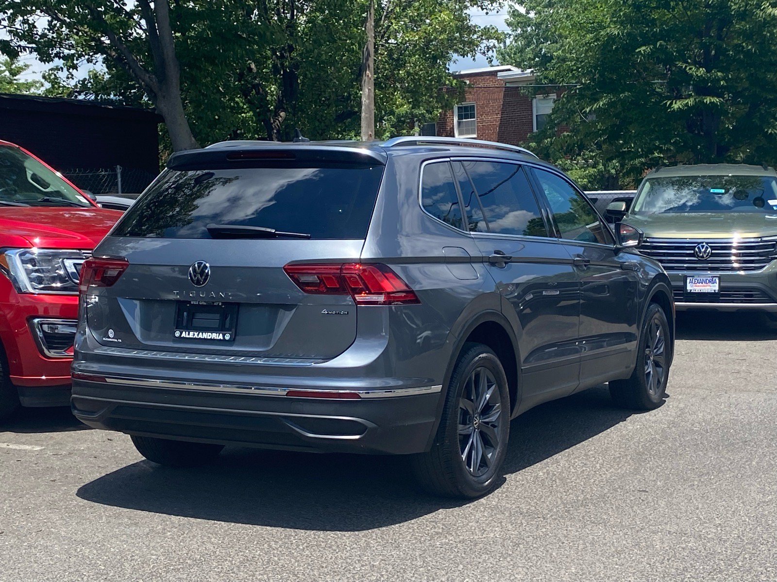 Certified 2022 Volkswagen Tiguan SE w/ Panoramic Sunroof Package AWD/4WD image 3