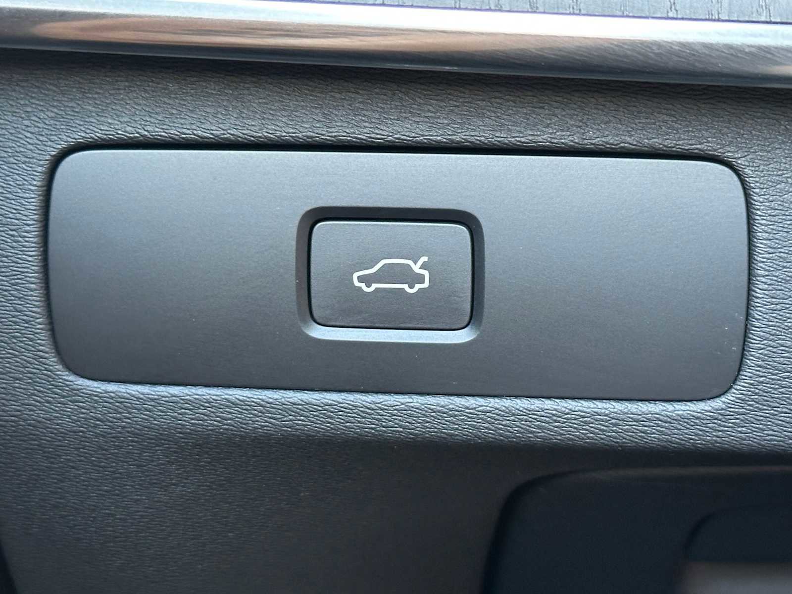 Used 2025 Volvo XC90 B6 Ultra w/ Lounge Package image 41