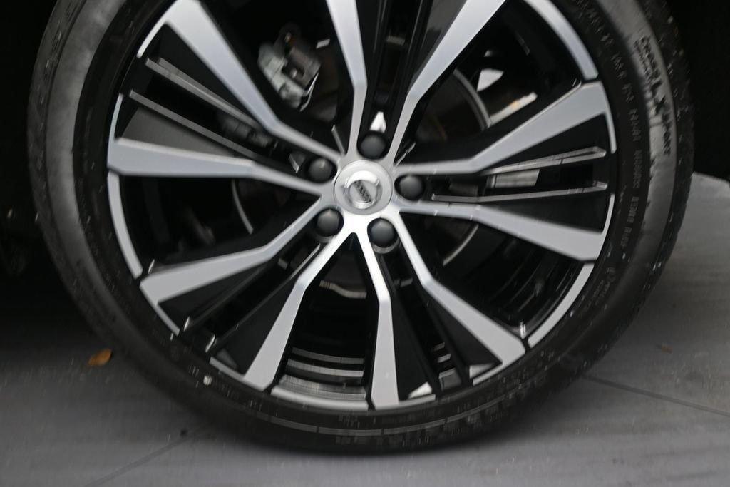 Used 2024 Volvo XC60 B5 Plus w/ Protection Package Premier AWD/4WD image 11