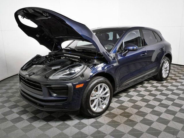 Certified 2022 Porsche Macan AWD/4WD image 33