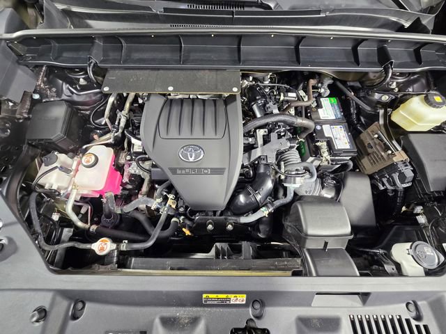 Used 2024 Toyota Highlander LE FWD image 11