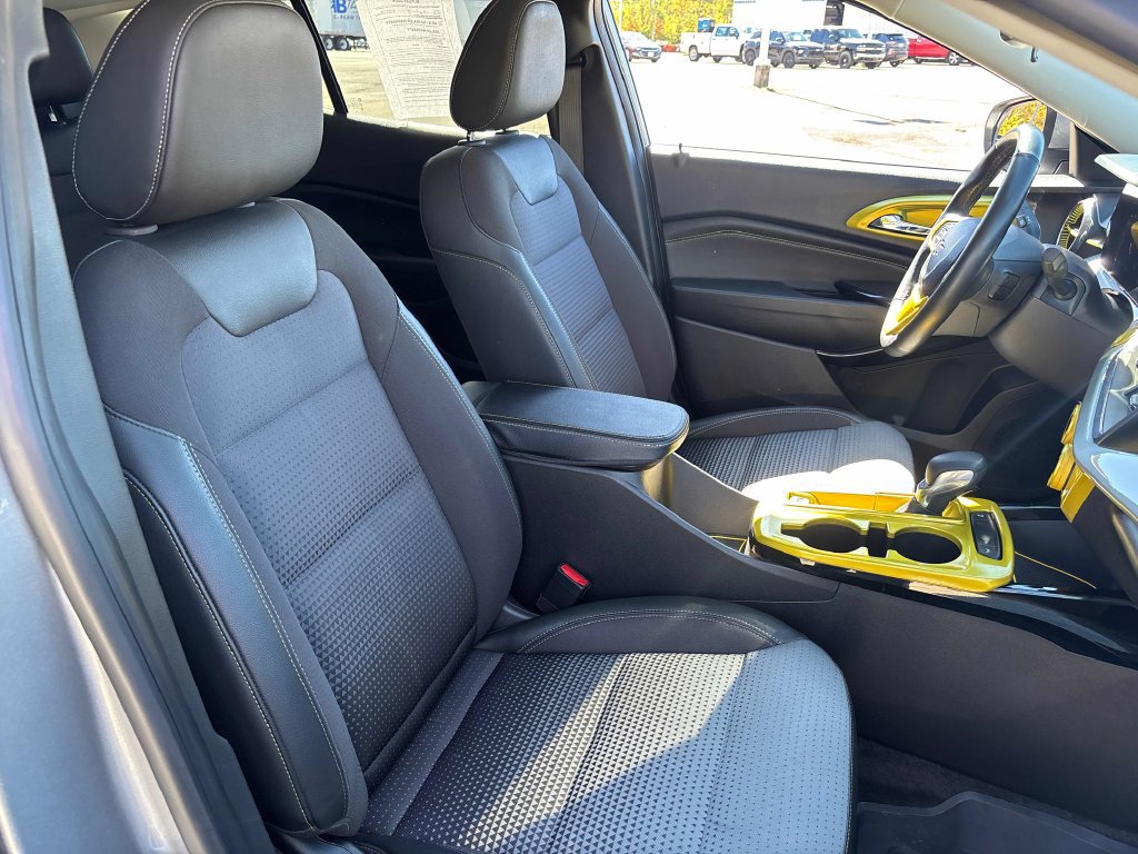 Used 2025 Chevrolet Trax LT w/ Driver Confidence Package FWD image 26