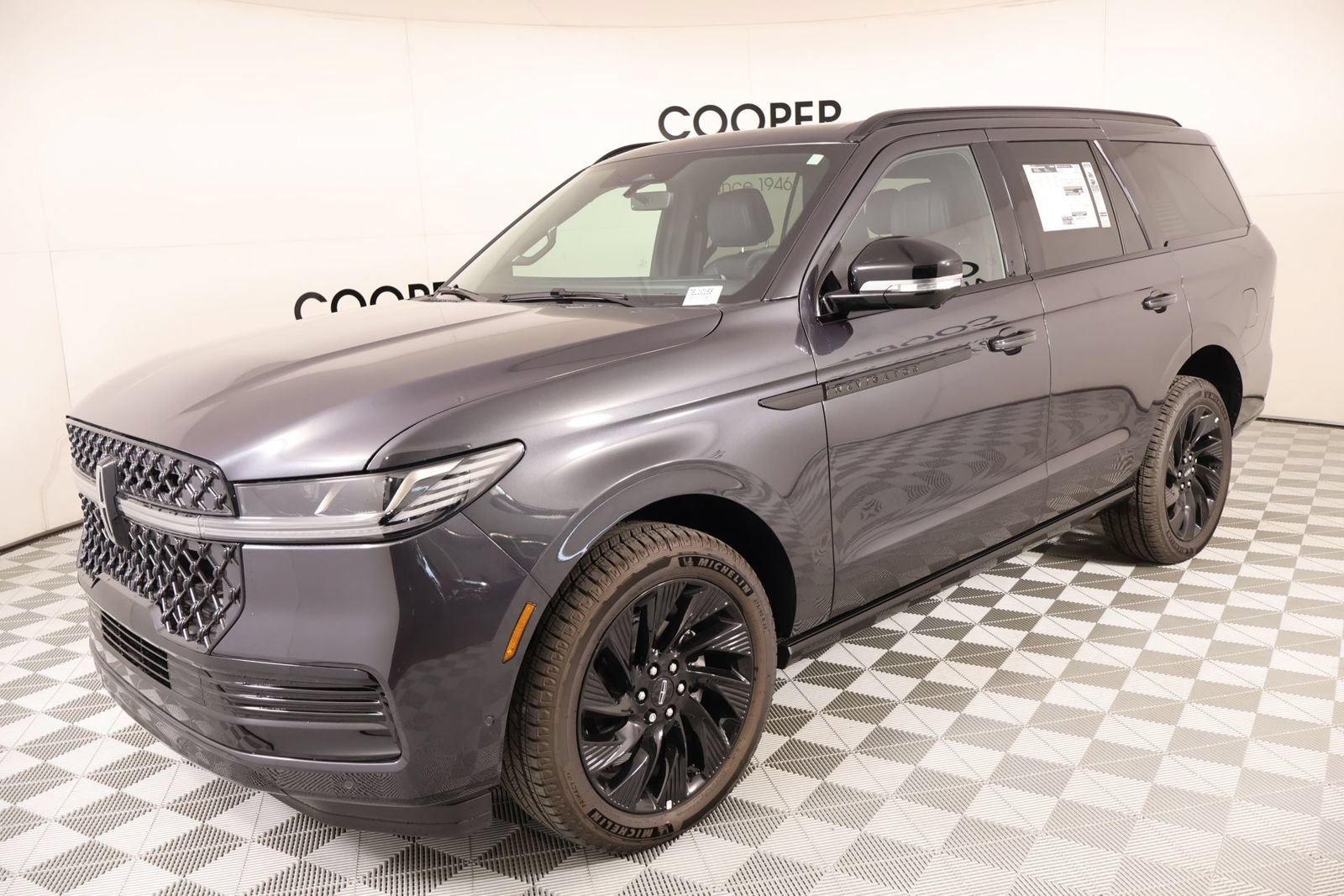 New 2025 Lincoln Navigator Reserve w/ Jet Appearance Package AWD/4WD image 11
