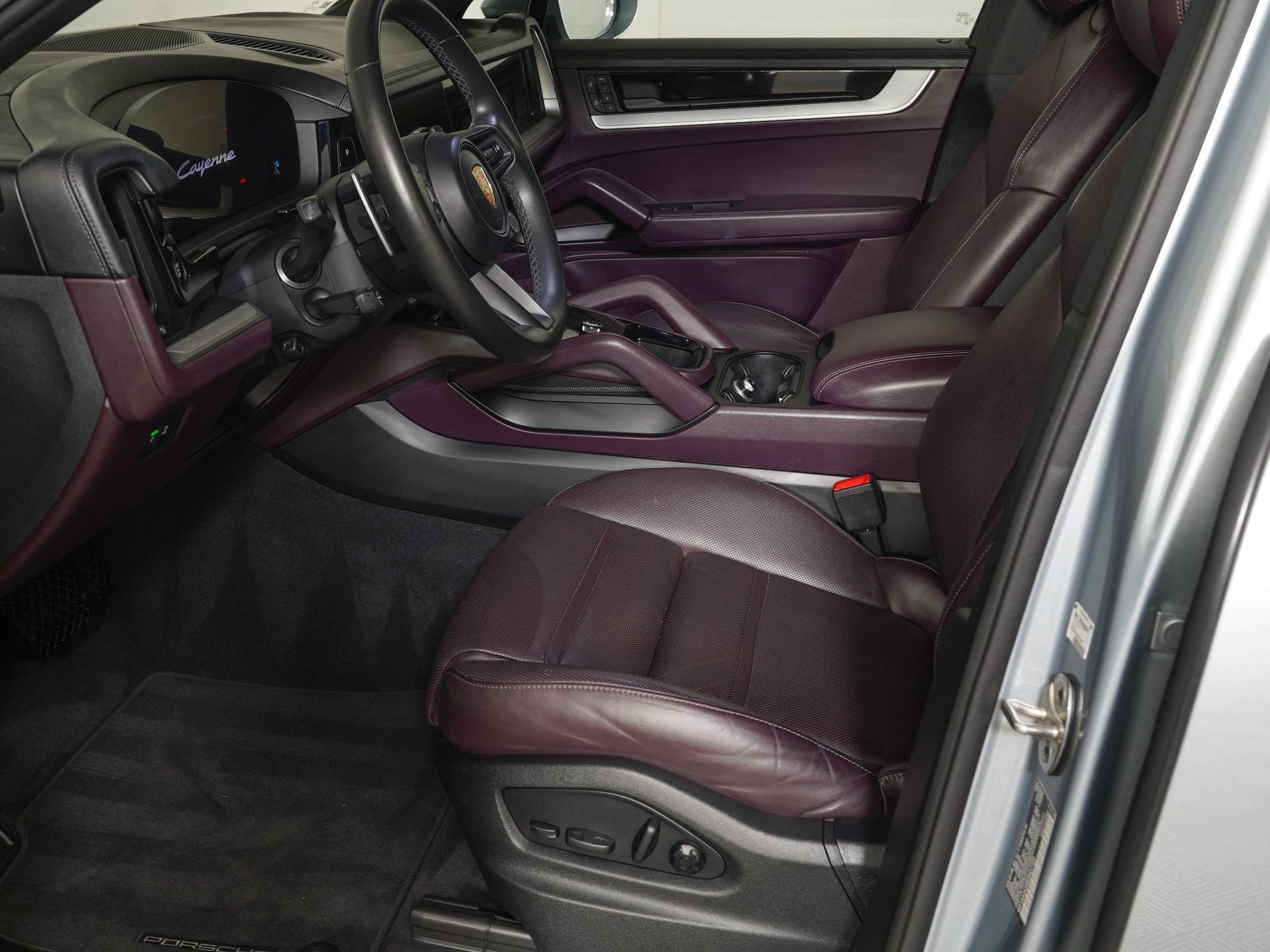 Used 2024 Porsche Cayenne AWD/4WD image 14