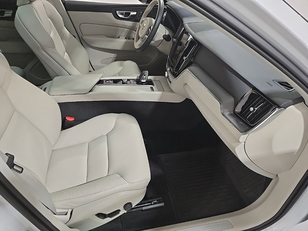 Used 2025 Volvo XC60 T8 Core w/ Climate Package image 20