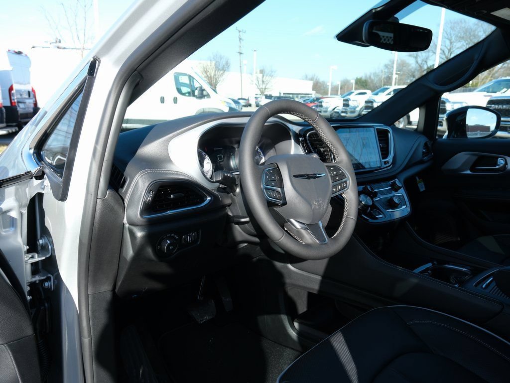 New 2026 Chrysler Pacifica Limited w/ Uconnect Theater Family Group FWD image 4