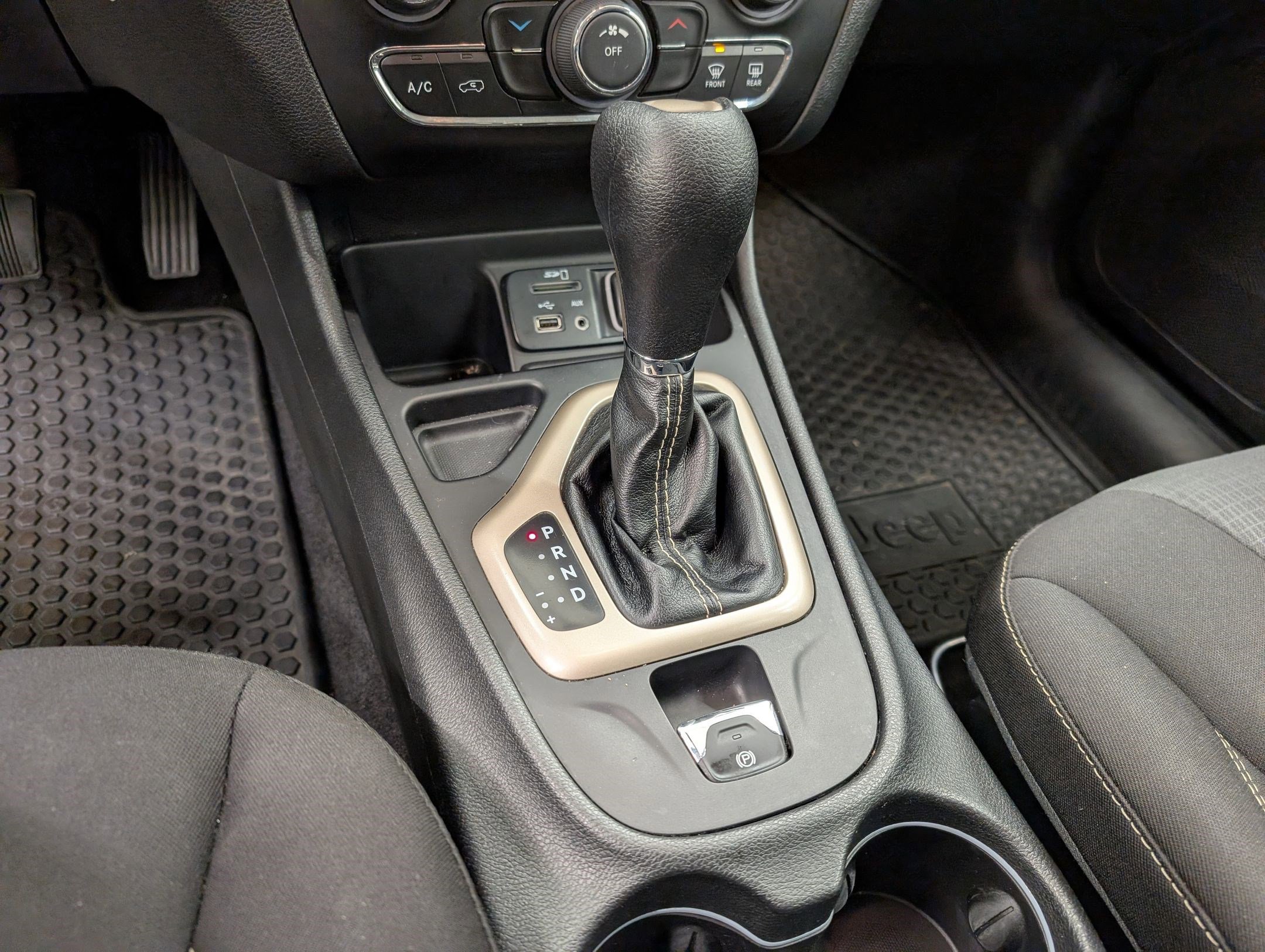 Used 2015 Jeep Cherokee Latitude w/ Cold Weather Group image 16