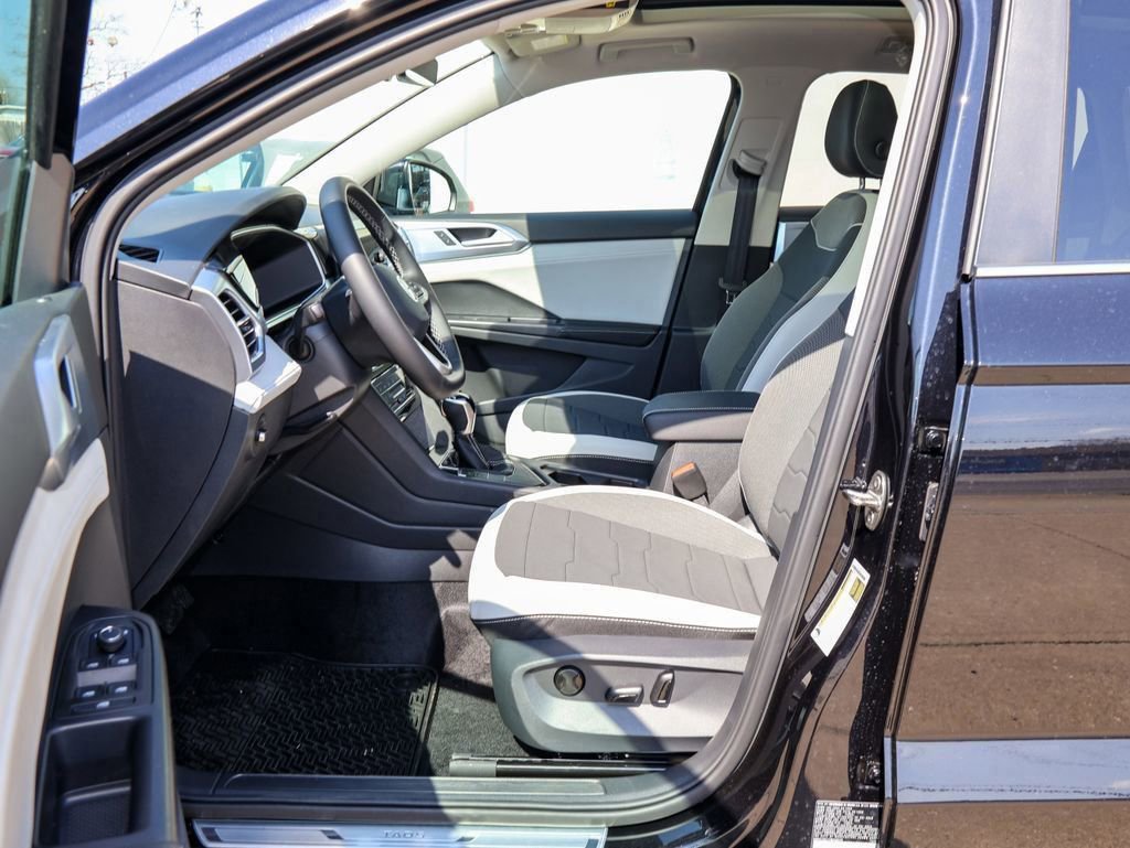 New 2026 Volkswagen Taos SE FWD image 11