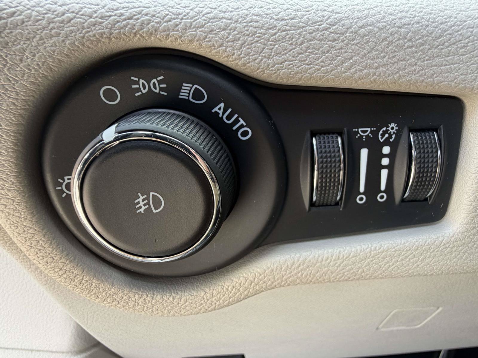 Used 2023 Chrysler Pacifica Touring-L FWD image 24