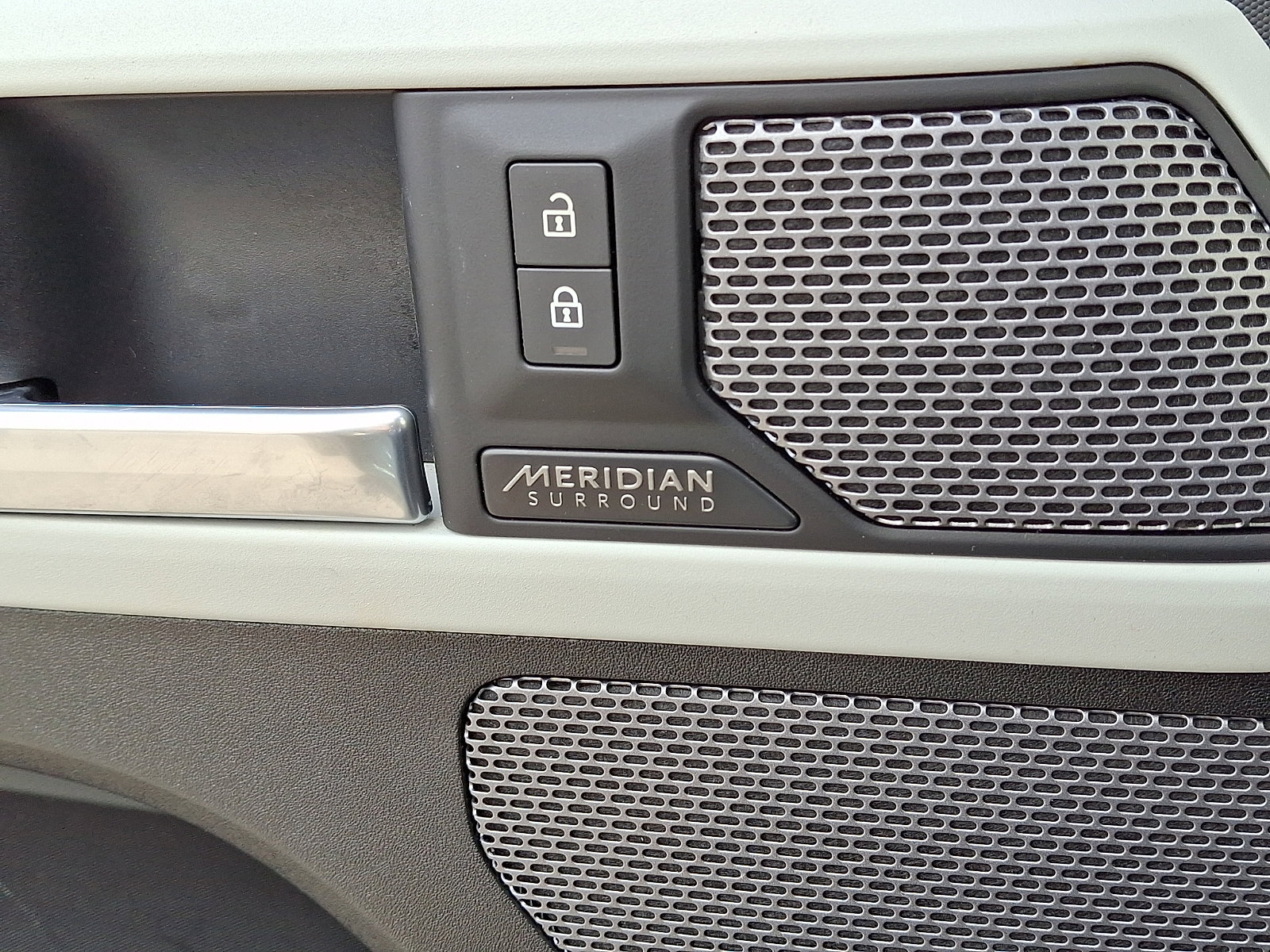 Used 2023 Land Rover Defender 110 X-Dynamic SE image 24