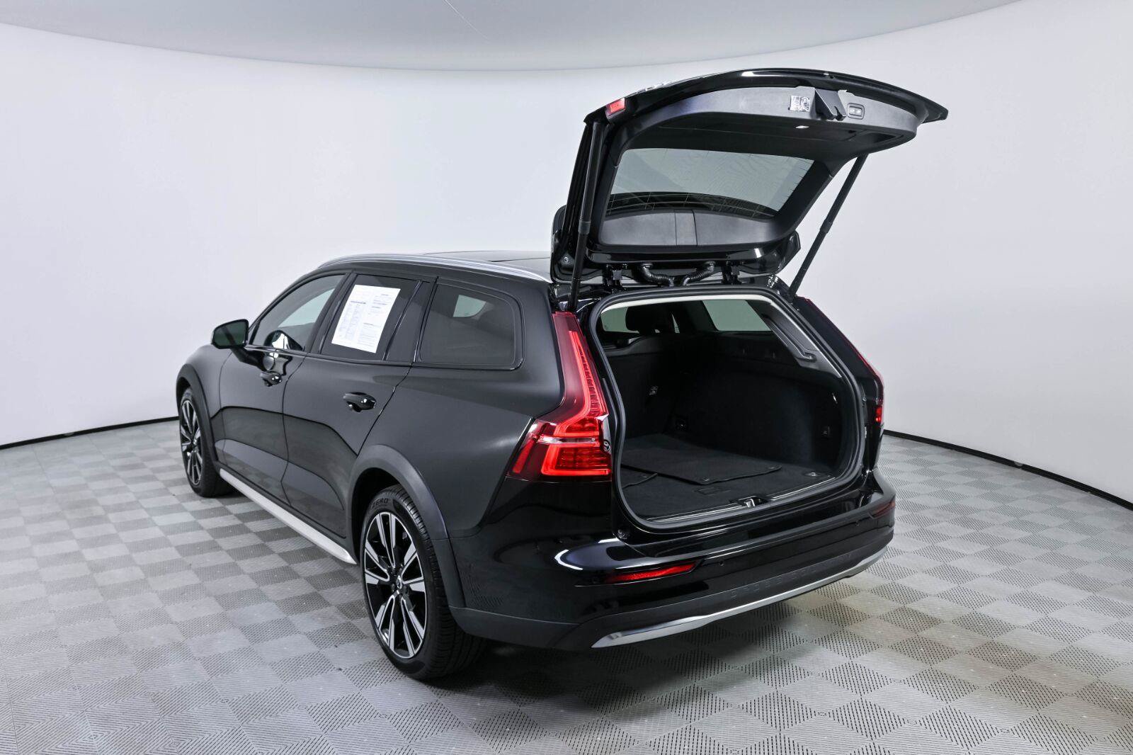 Certified 2025 Volvo V60 B5 Cross Country Ultra AWD/4WD image 31