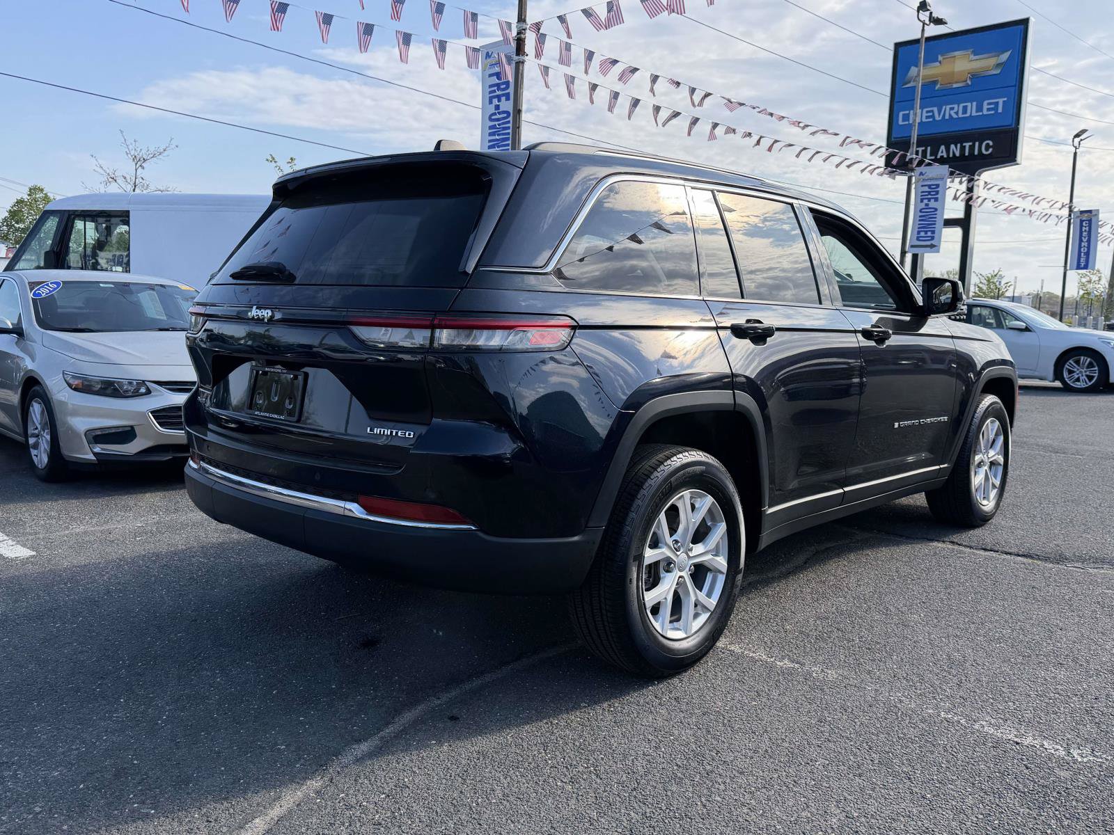 Used 2023 Jeep Grand Cherokee Limited AWD/4WD image 6