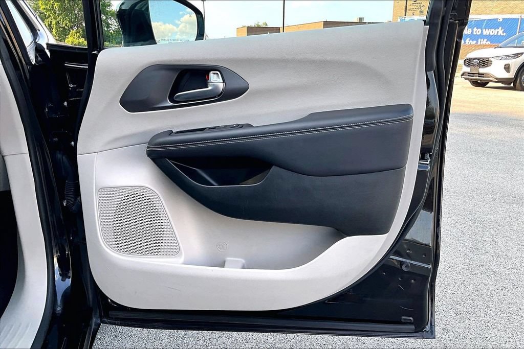 Used 2024 Chrysler Pacifica Limited FWD image 22