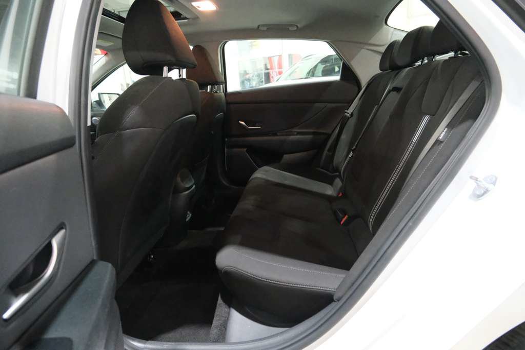 Used 2025 Hyundai Elantra SEL FWD image 20