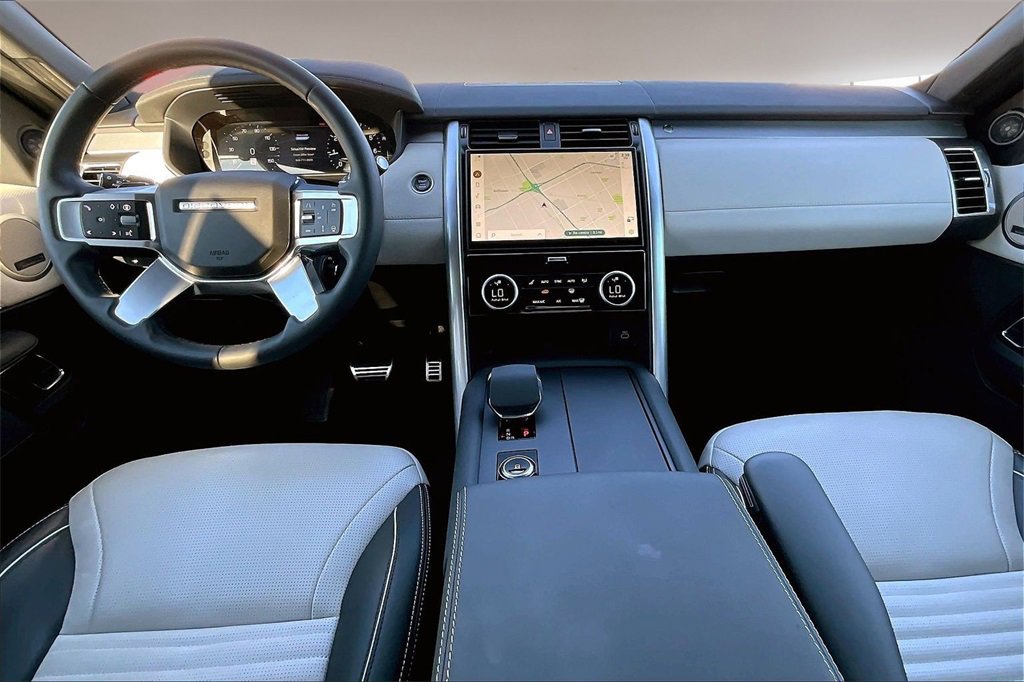 Used 2024 Land Rover Discovery Dynamic SE image 7