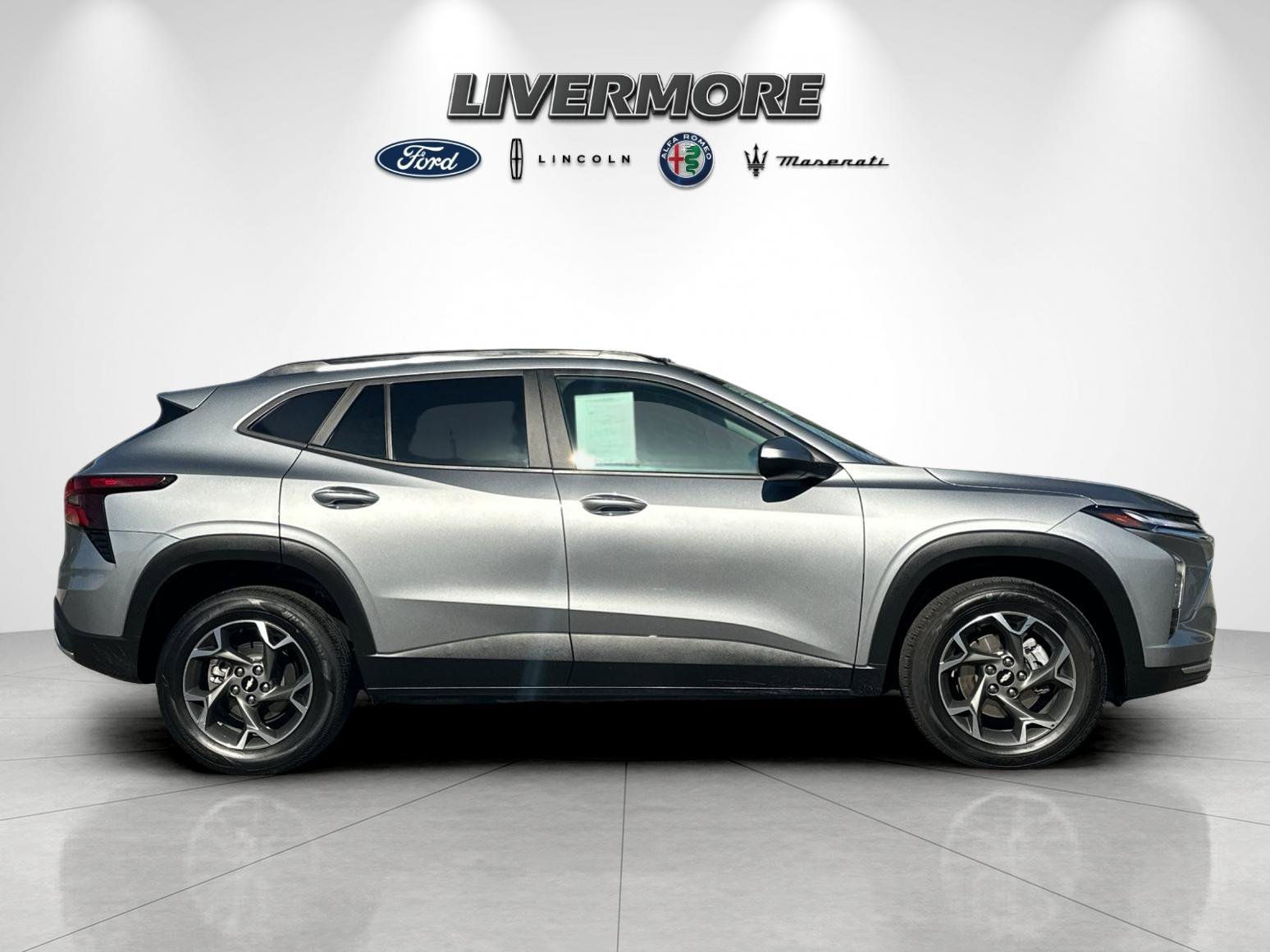 Used 2024 Chevrolet Trax LT FWD image 2
