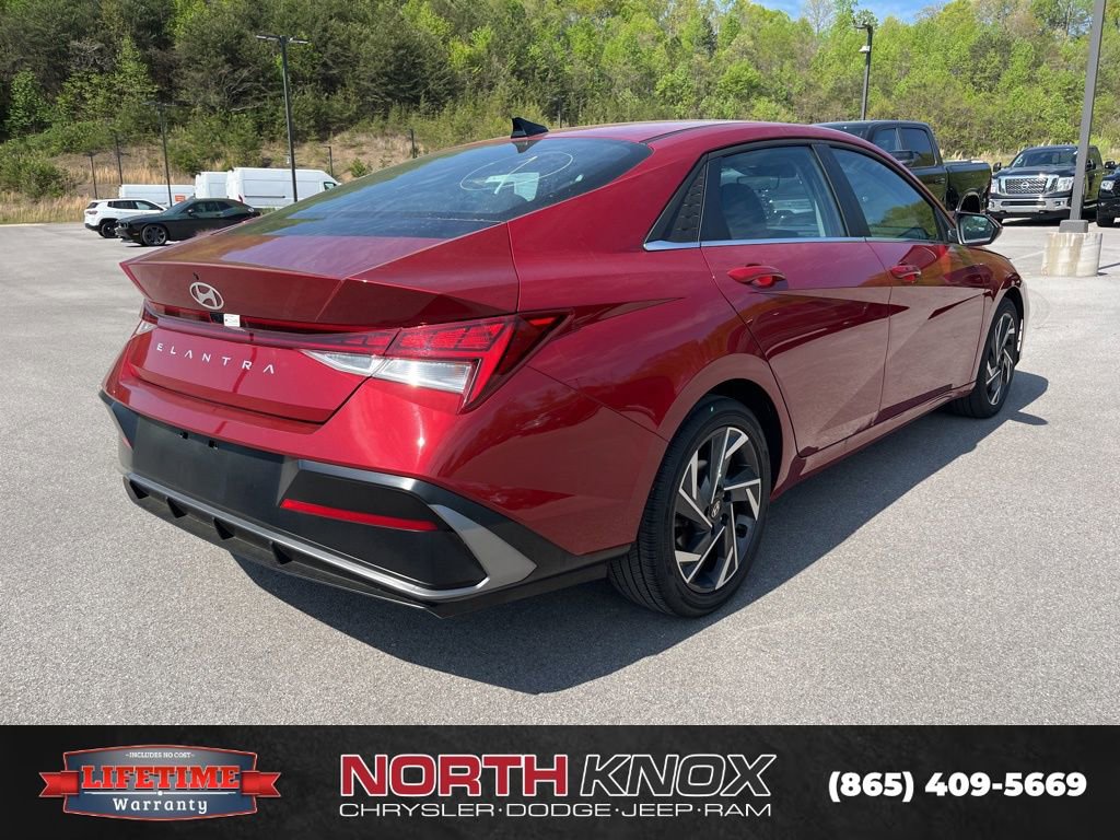 Used 2025 Hyundai Elantra SEL image 3