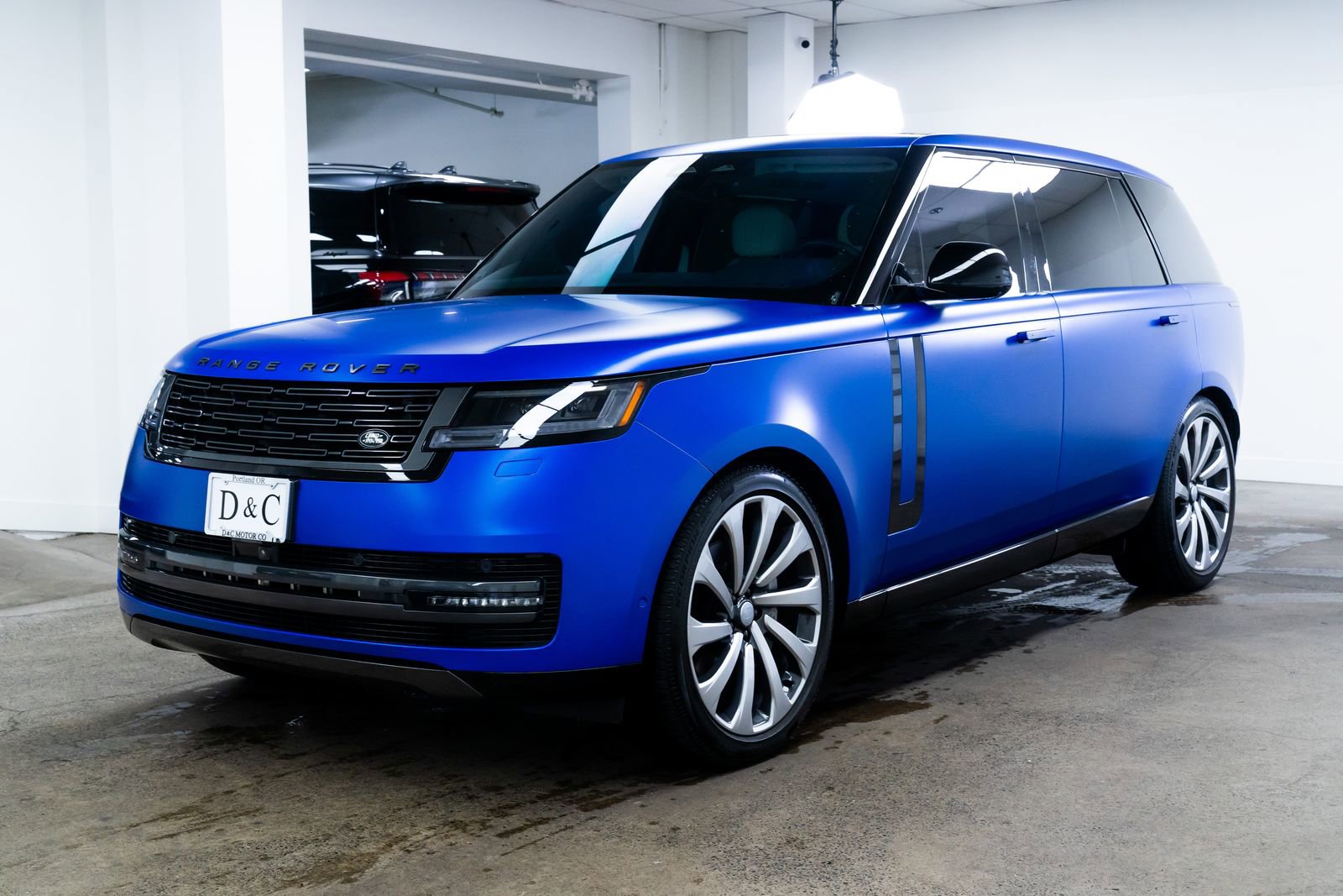 Used 2025 Land Rover Range Rover Long Wheelbase SE AWD/4WD image 3