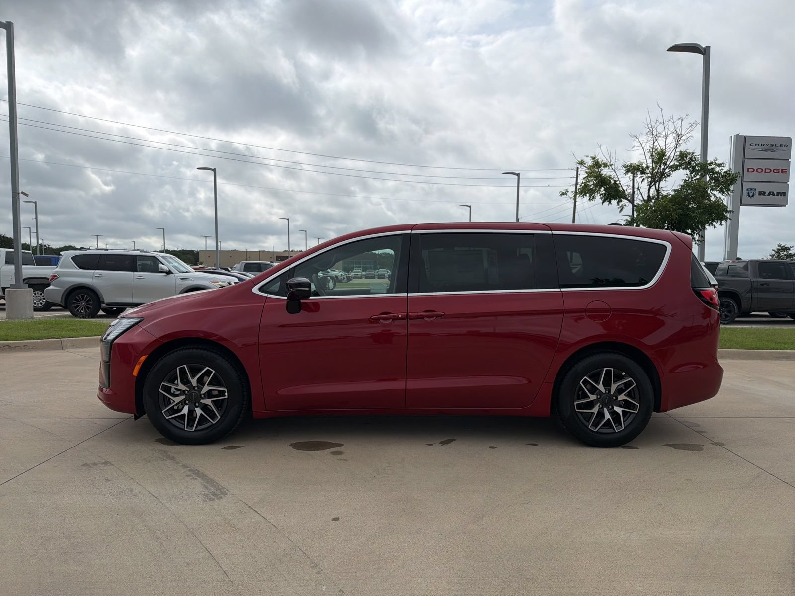 New 2027 Chrysler Pacifica Limited FWD image 2