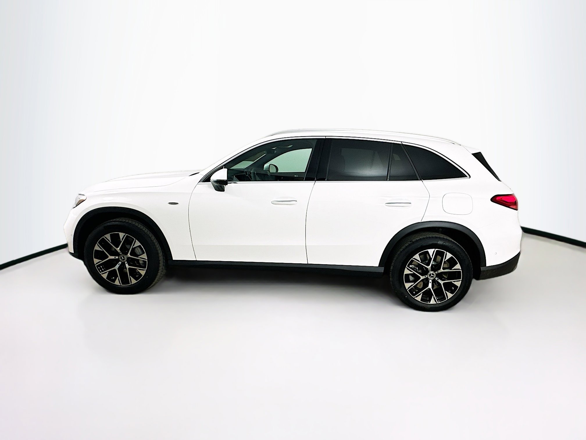 Used 2025 Mercedes-Benz GLC 350e 4MATIC image 4