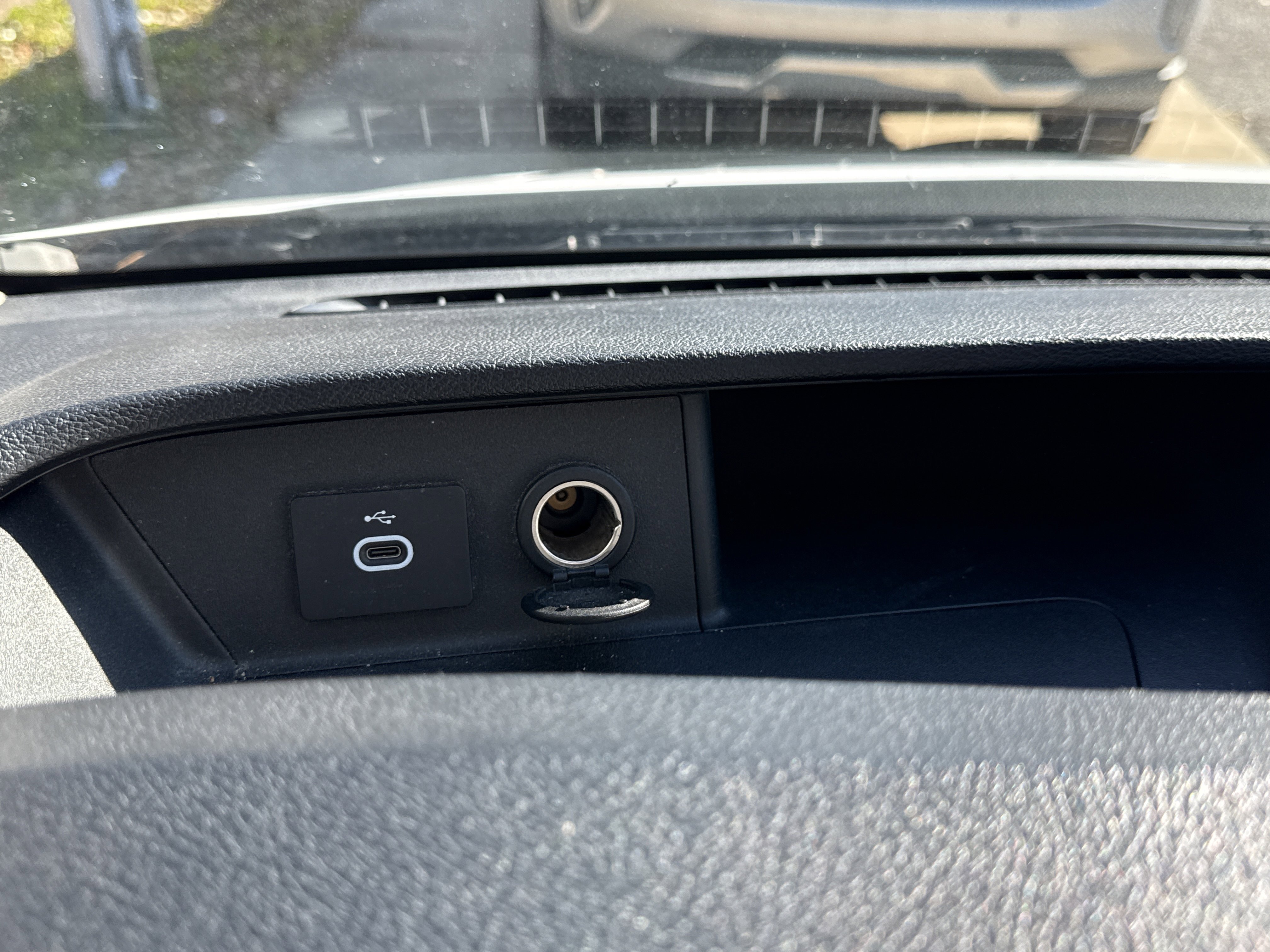 Used 2022 Ford E-Transit 148 High Roof Extended image 12