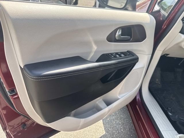 Used 2023 Chrysler Voyager LX FWD image 18